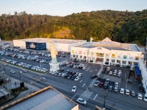 Havan transmitirá Santo Rosário do Frei Gilson no estacionamento da loja de Brusque, neste sábado