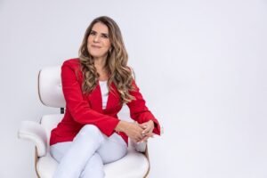 Em Florianopolis Simone Arrojo lanca livro que ensina a desemaranhar o destino a partir da consciencia plena