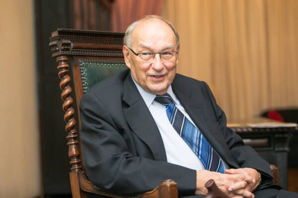 O nó legal brasileiro: excesso de normas e insegurança jurídica Ives Gandra