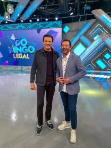 Empresário de Santa Catarina se sensibiliza com o “Rei do Café” e faz doação no Domingo Legal 2 Celso Portiolli e Reginaldo Boeira no programa Domingo Legal. Foto por Paulo Hintz Growth Global min