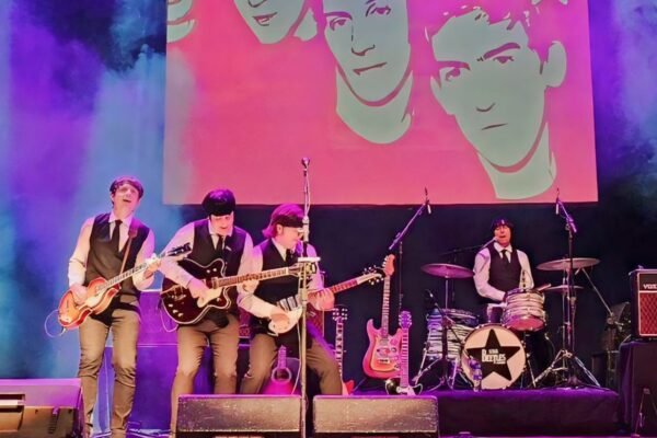 Banda Star Beatles sobe ao palco do Hard Rock Cafe Florianópolis Banda argentina Star Beatles confirma show inedito em Blumenau