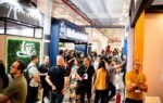 Corredores lotados para conferir as novidades na feira de negocios