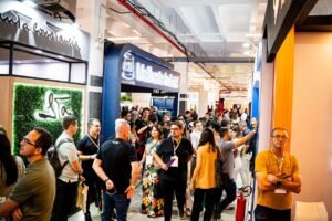 Corredores lotados para conferir as novidades na feira de negocios