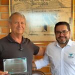 Jose Kowalsky da Kowalsky Pescados de Itajai recebe o certificado de energia renovavel do CEO da Vektor Sandro Bittencourt de Souza Divulgacao