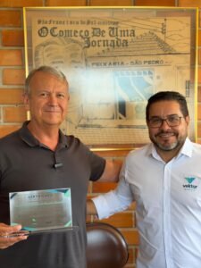 Jose Kowalsky da Kowalsky Pescados de Itajai recebe o certificado de energia renovavel do CEO da Vektor Sandro Bittencourt de Souza Divulgacao